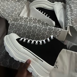 Alexander McQueens tread slick boots
